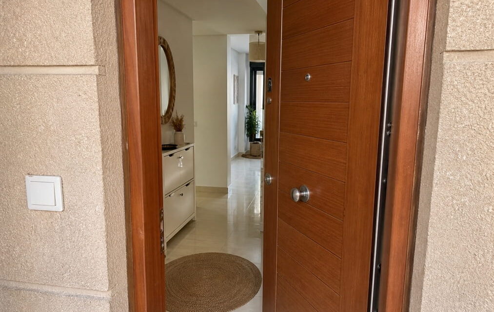 Apertura de puertas en Gandía con puerta de vivienda sin daños visibles