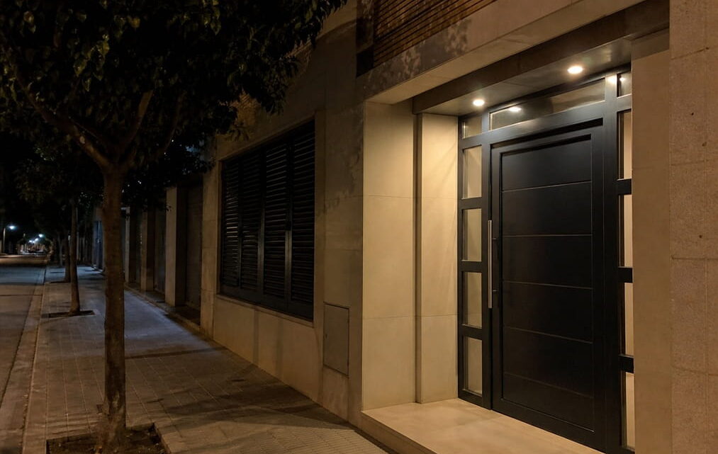 Cerrajero 24 horas en Gandía con puerta revisada de noche