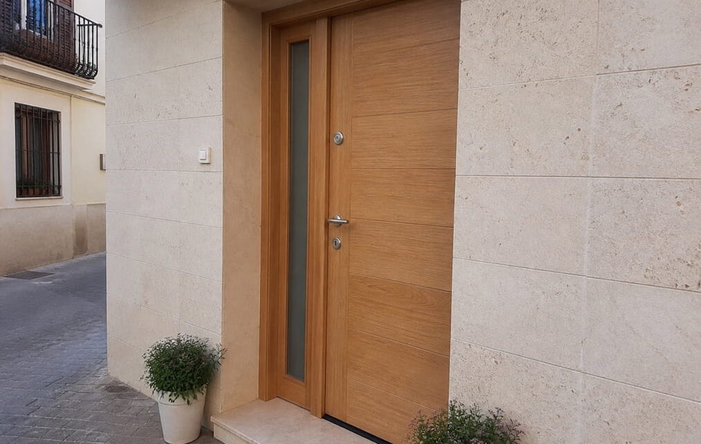 Cerrajero fiable en Gandía con puerta de vivienda revisada