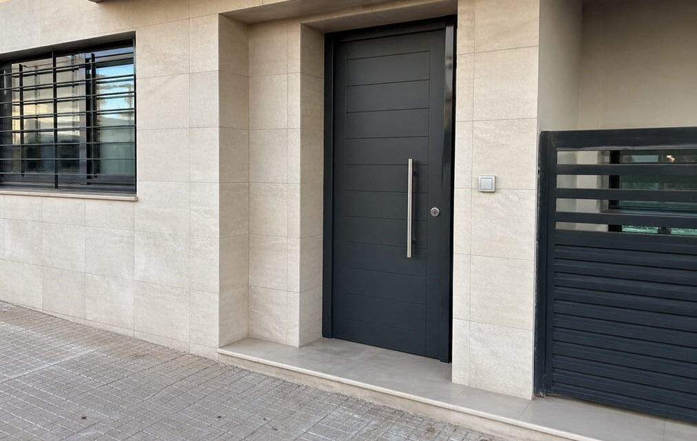 Puerta de vivienda en Gandía atendida por cerrajero urgente